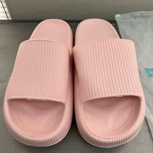 Pillow Slides - Pink - Womens size 11